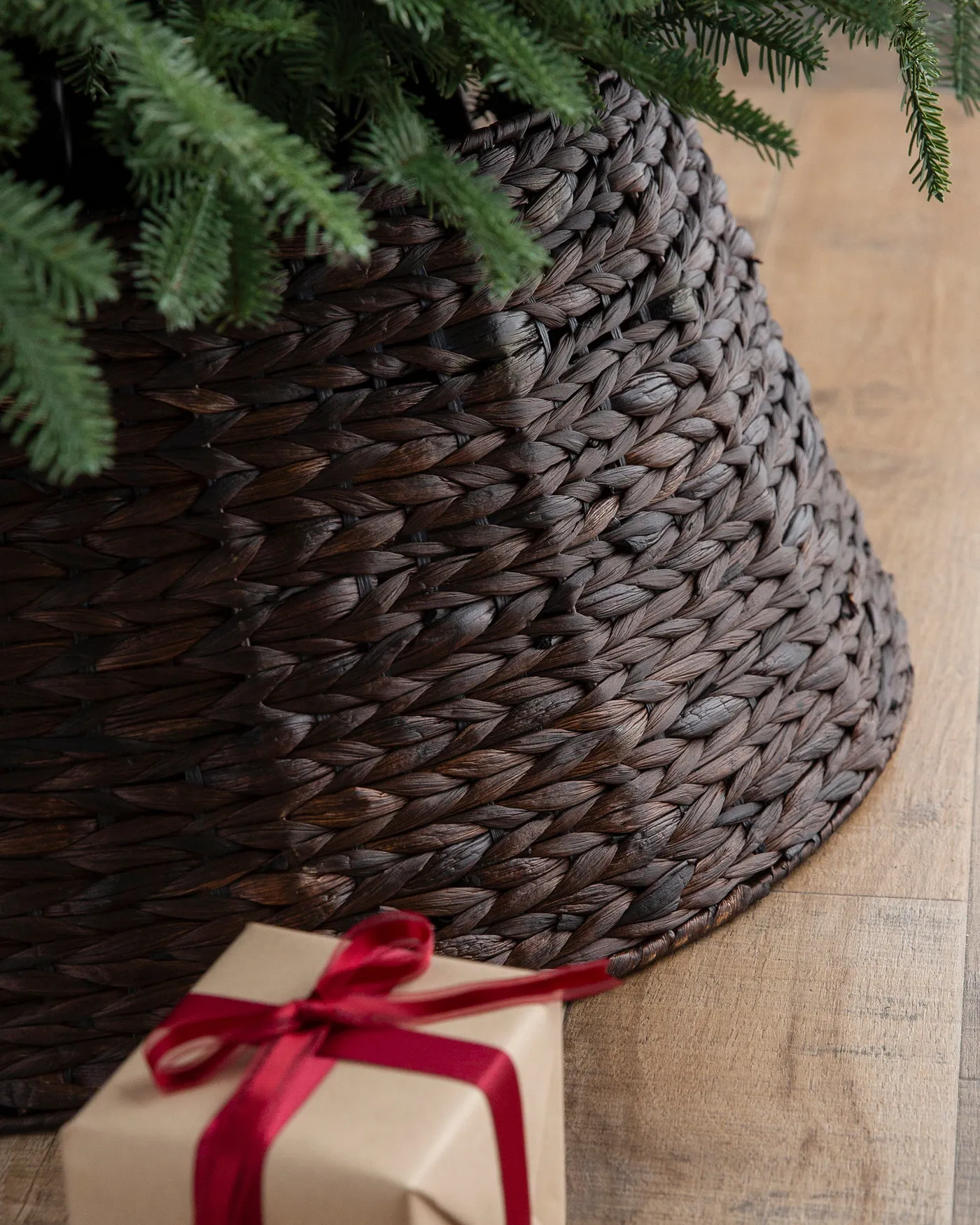 Balsam Hill - 2023 Holiday 1 - 28' Chestnut Woven Tree Collar
