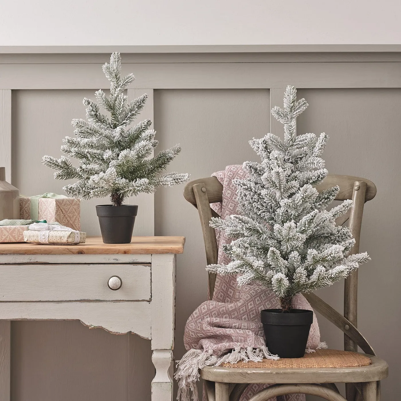 Bedroom Small Flocked Christmas Tree 5Ft Pre-Lit Snow Flocked Full Pine  Potted Artificial Christmas Tree – LuxenHome