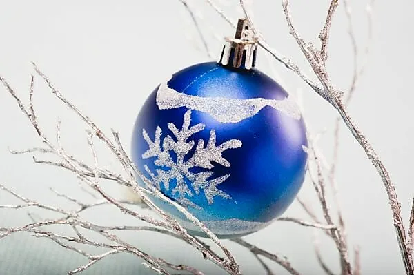 Bildagentur | mauritius images | Blue bauble in snow