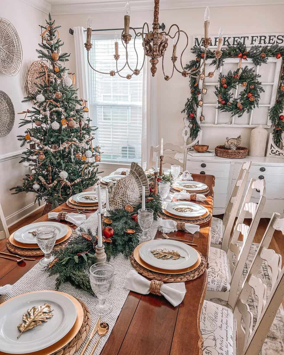 Celebrating the Holidays in Style: A Collection of 19 Christmas Decorated Dining Rooms – Inspirations at Your Fingertips