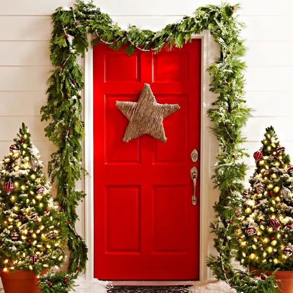 Christmas: 11 Ways to Decorate Your Front Door For the Festive Season | Houzz IE