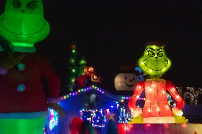 Christmas displays light up Ventura County
