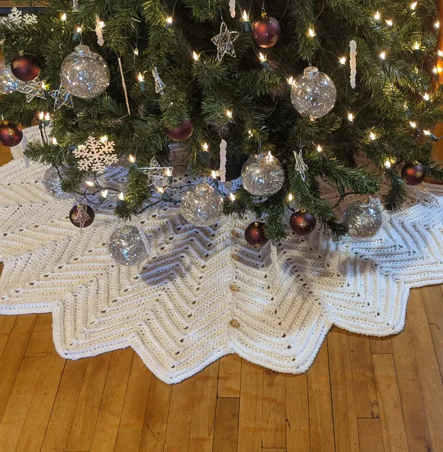 Christmas Snow Tree Skirt: Crochet pattern | Ribblr