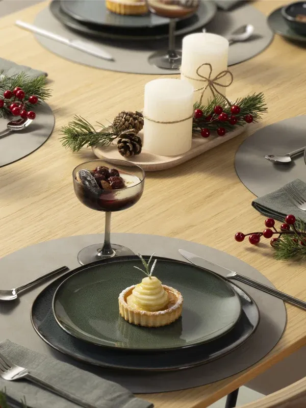 Christmas table settings: ideas and styles