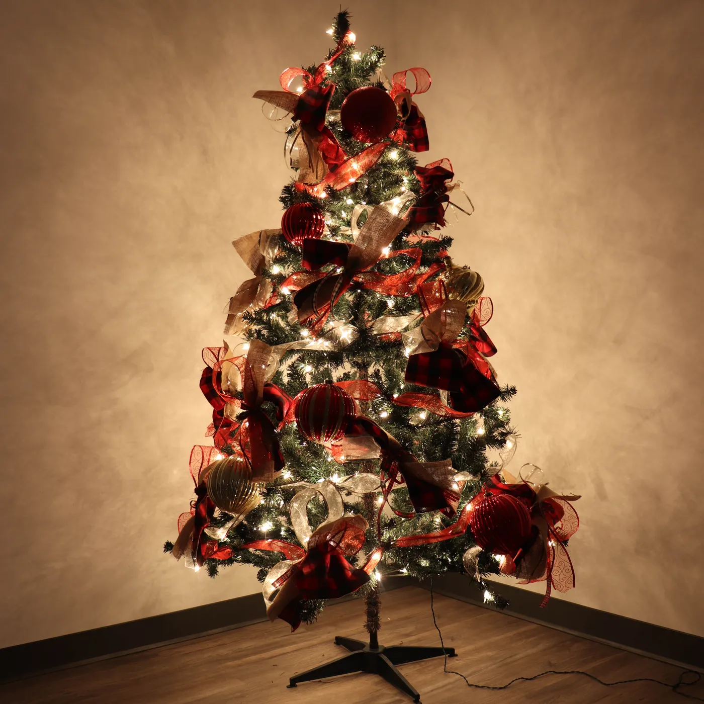 Christmas Tree Decorating: Modern & Traditional - Fabricland West