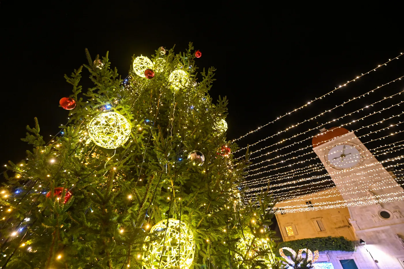Commercial Christmas Decorations: Rent, Lease, Vs Purchase | HOD