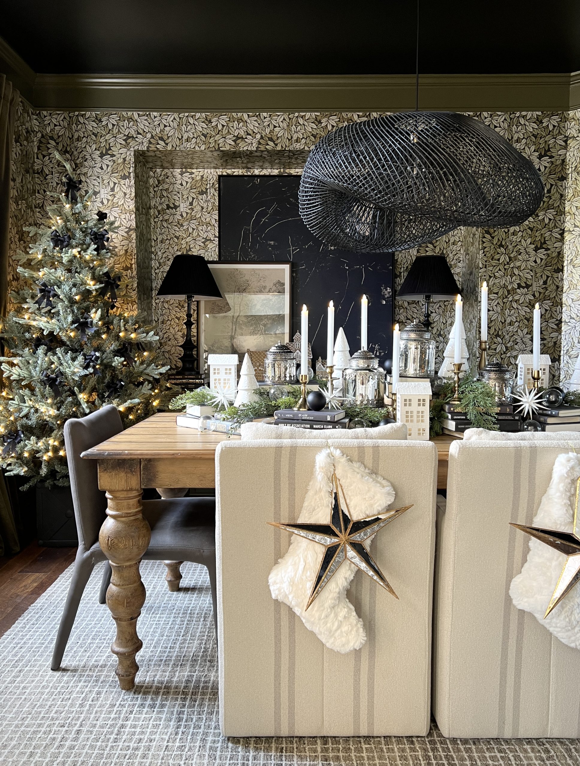 Decking the Halls in the Dining Room! - Haneen's Haven