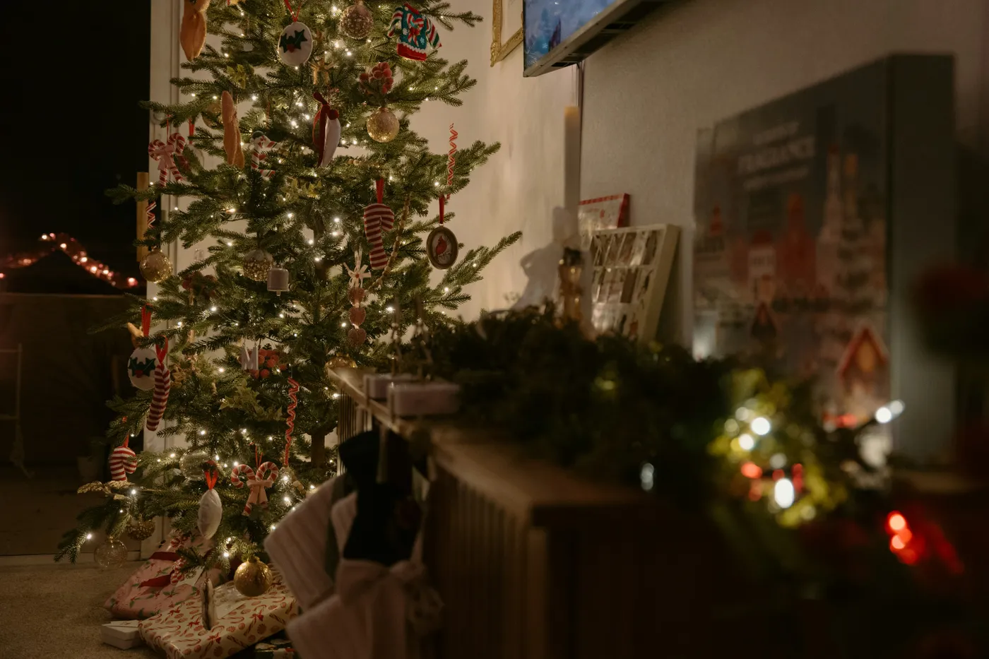 Decorated christmas tree with presents underneath