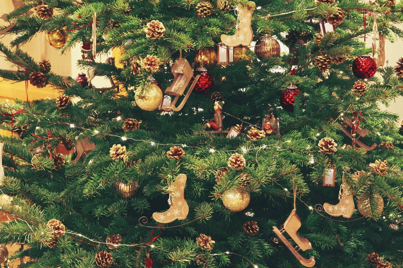 Decorating New Year Holiday Trees in Cartier Boutiques – Bell'arte