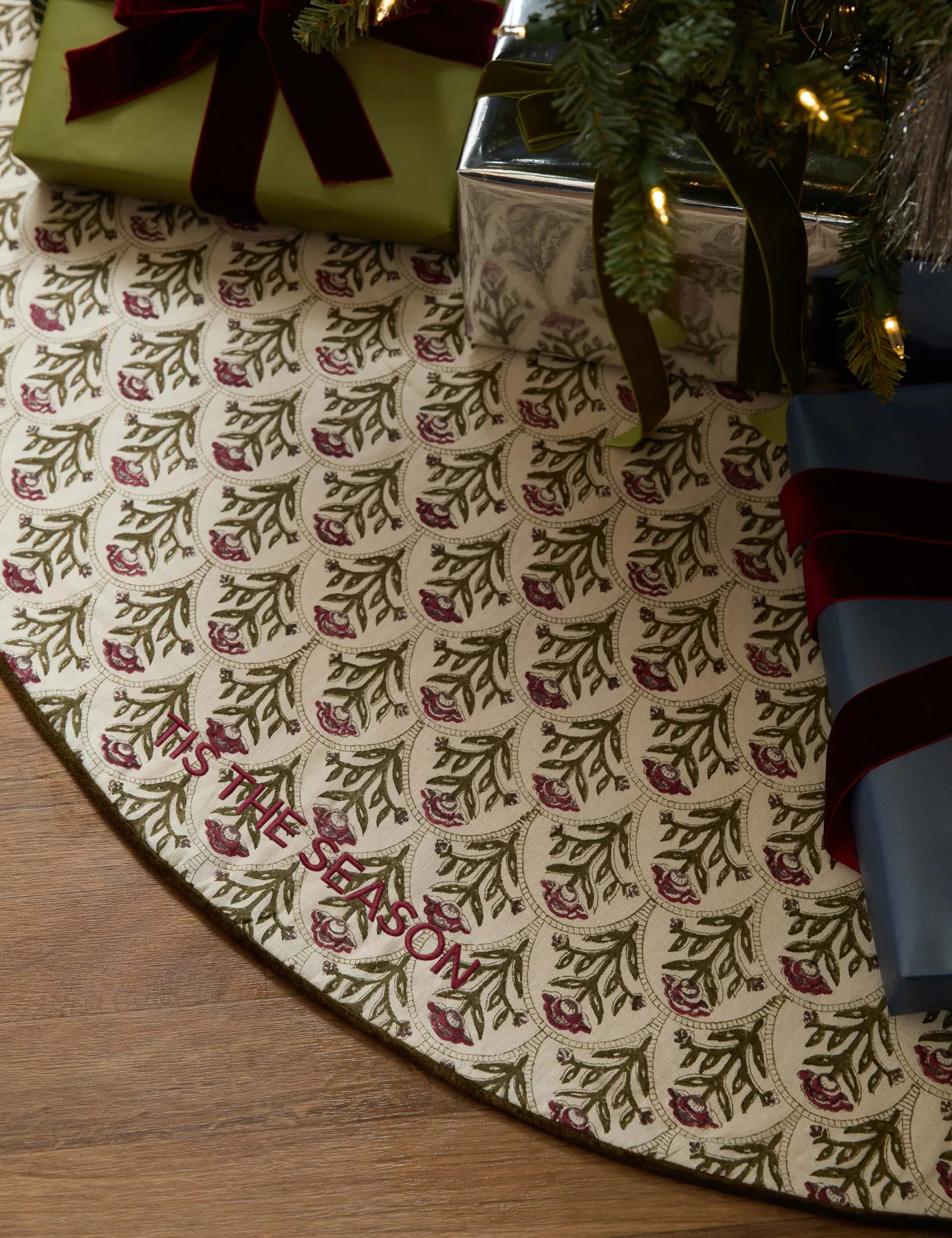 Dov Floral Tree Skirt