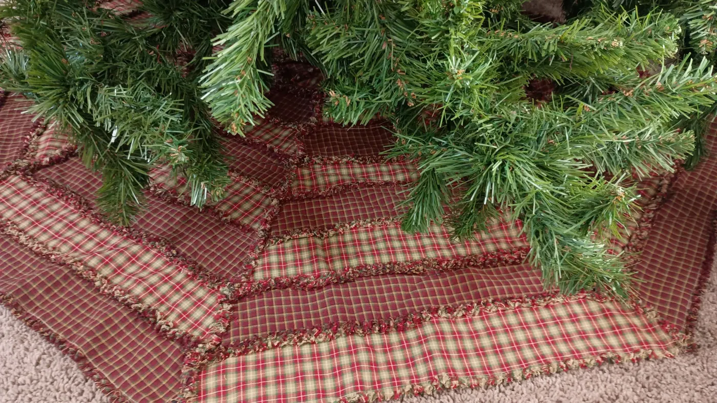 Farmhouse Christmas Tree Skirt - Octagon Rag Quilt