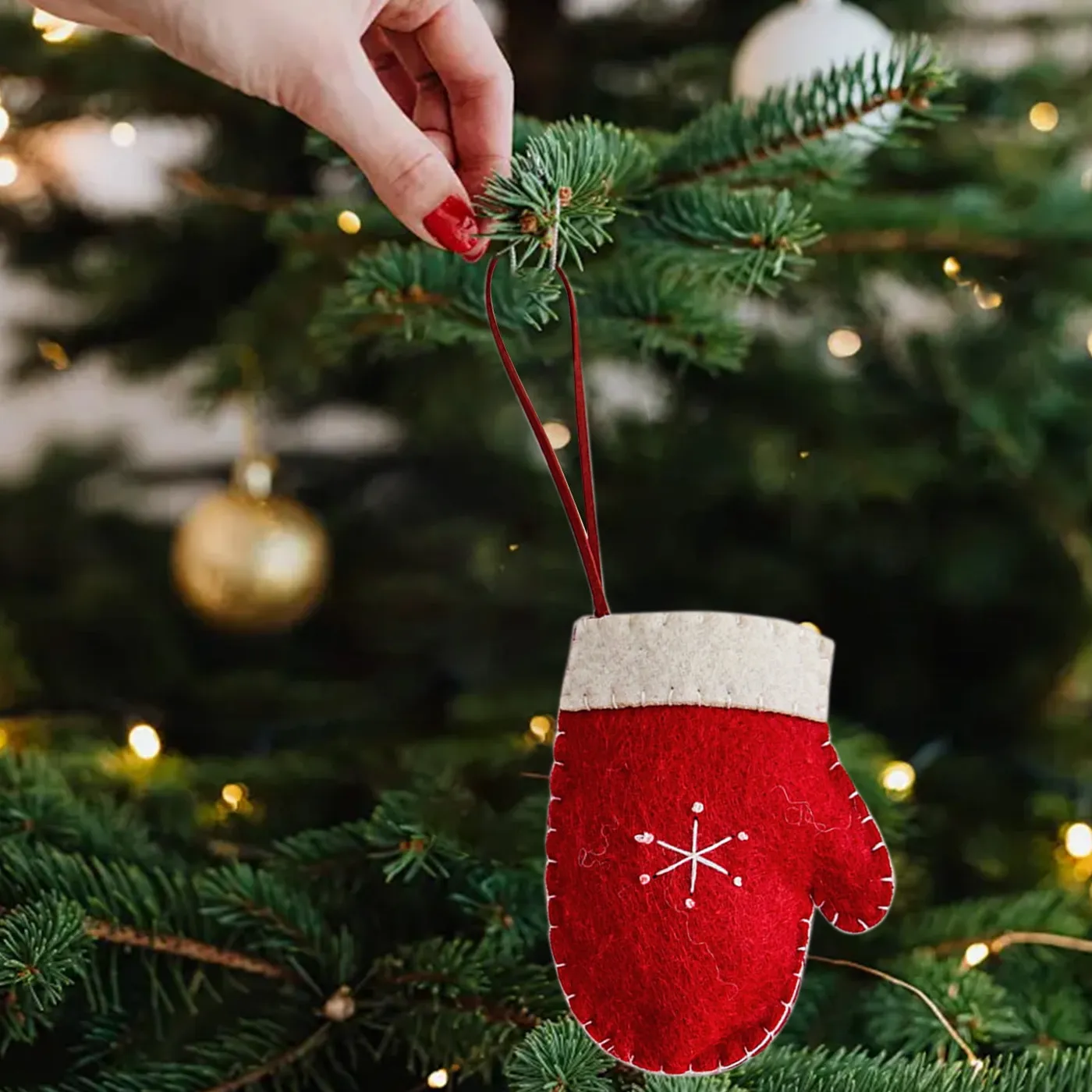 Felt Christmas Tree Ornaments Cartoon Shaped Hanging Decorations Small  Wooden Style Cloth Pendants for Tree,Door,Window,or Desktop White Red  Festive Winter Home Office Party Decor Stocking Glove - W