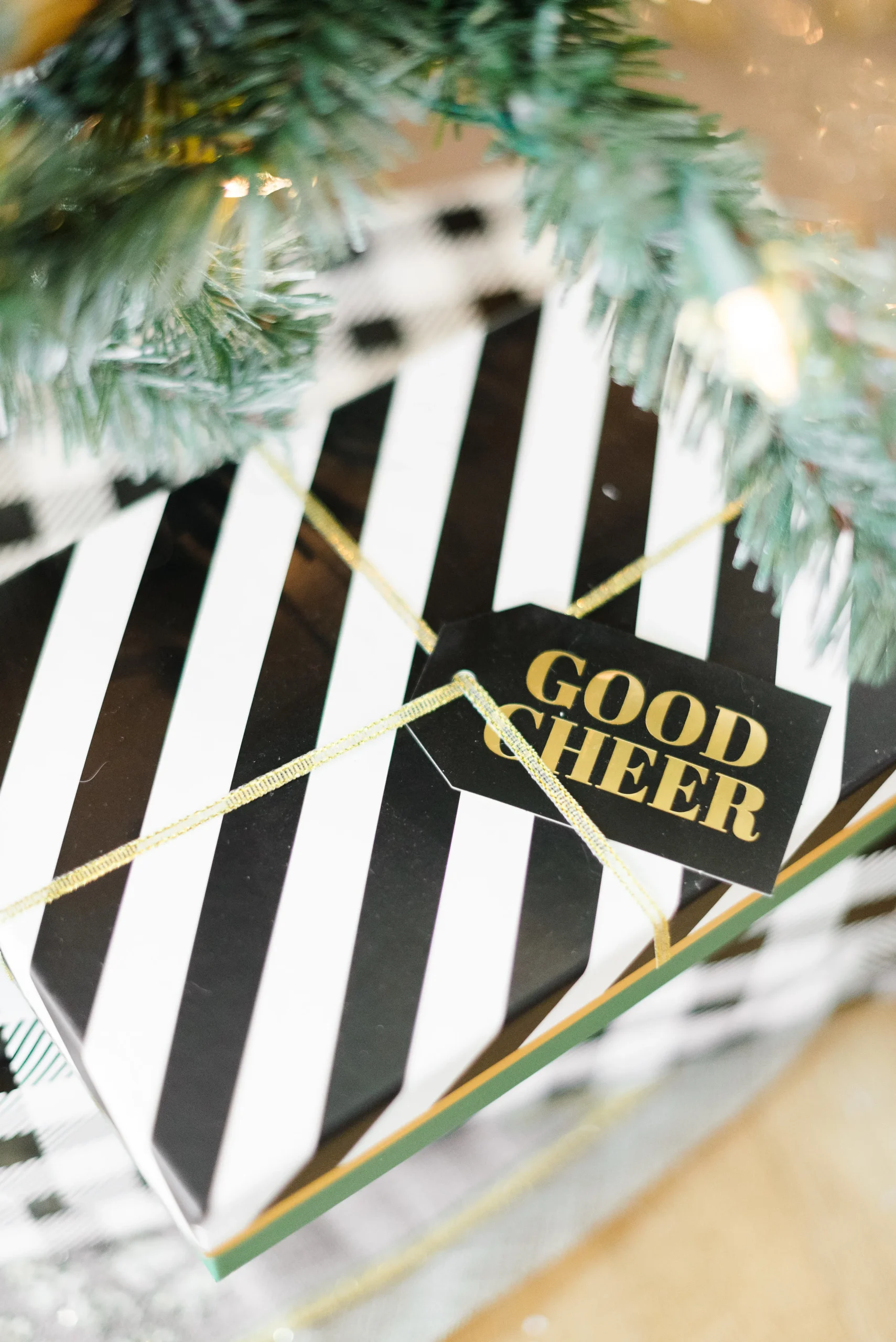 Festive Black & White Holiday Party | theeventprep.com