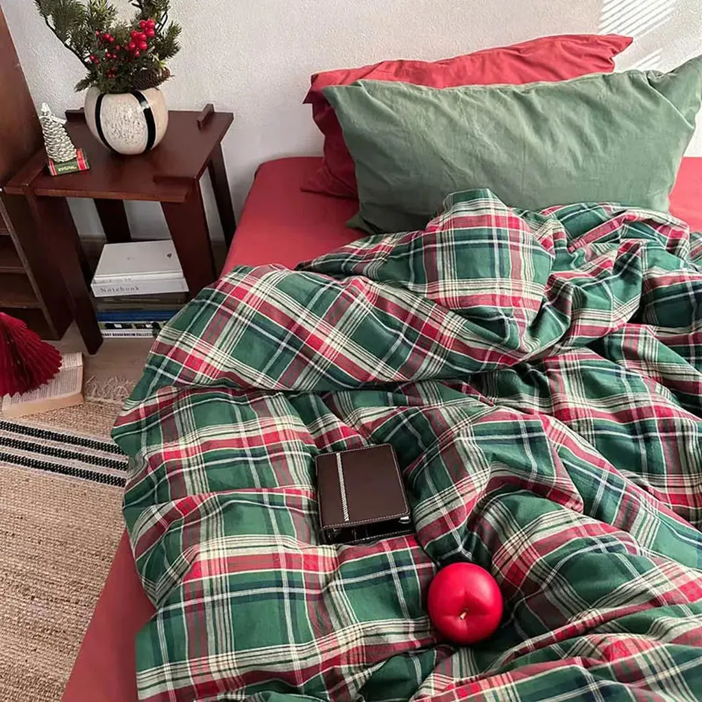 Festive Green and Red Plaid Bedding Set, Full/Queen