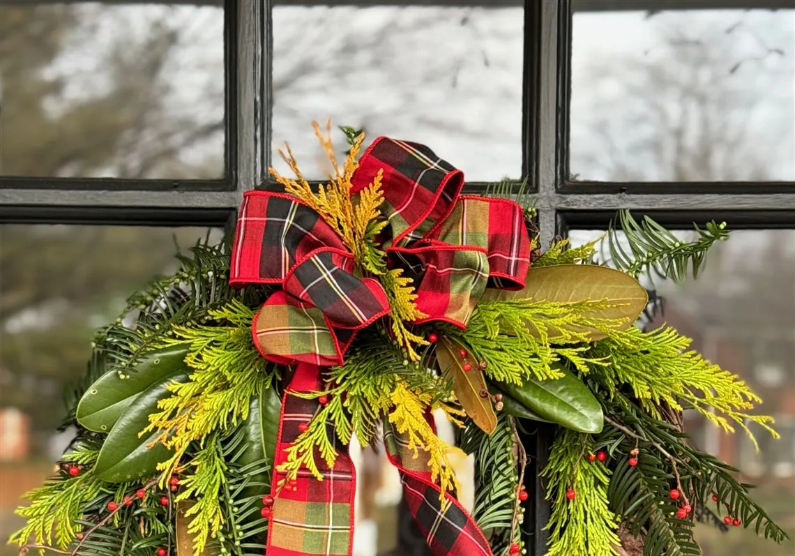 Forage in your garden to create a one-of-a-kind winter wreath | Pittsburgh  Post-Gazette