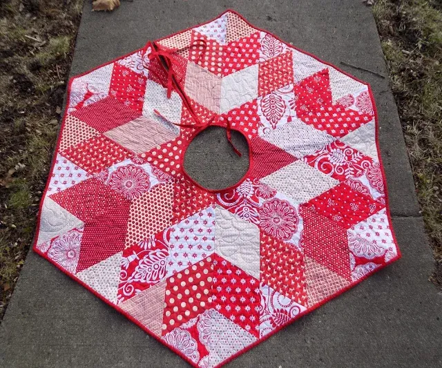 Hexagonal Christmas Tree Skirt and Dala Horse Pillow Covers | Leila Gardunia Quilt Patterns