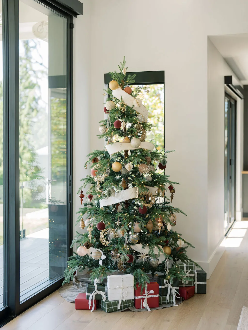 Holiday & Christmas Decor, Ornaments & Greenery | CG Hunter
