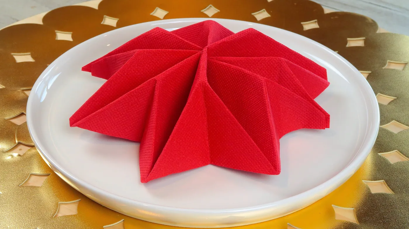 How to fold a napkin into a Christmas star