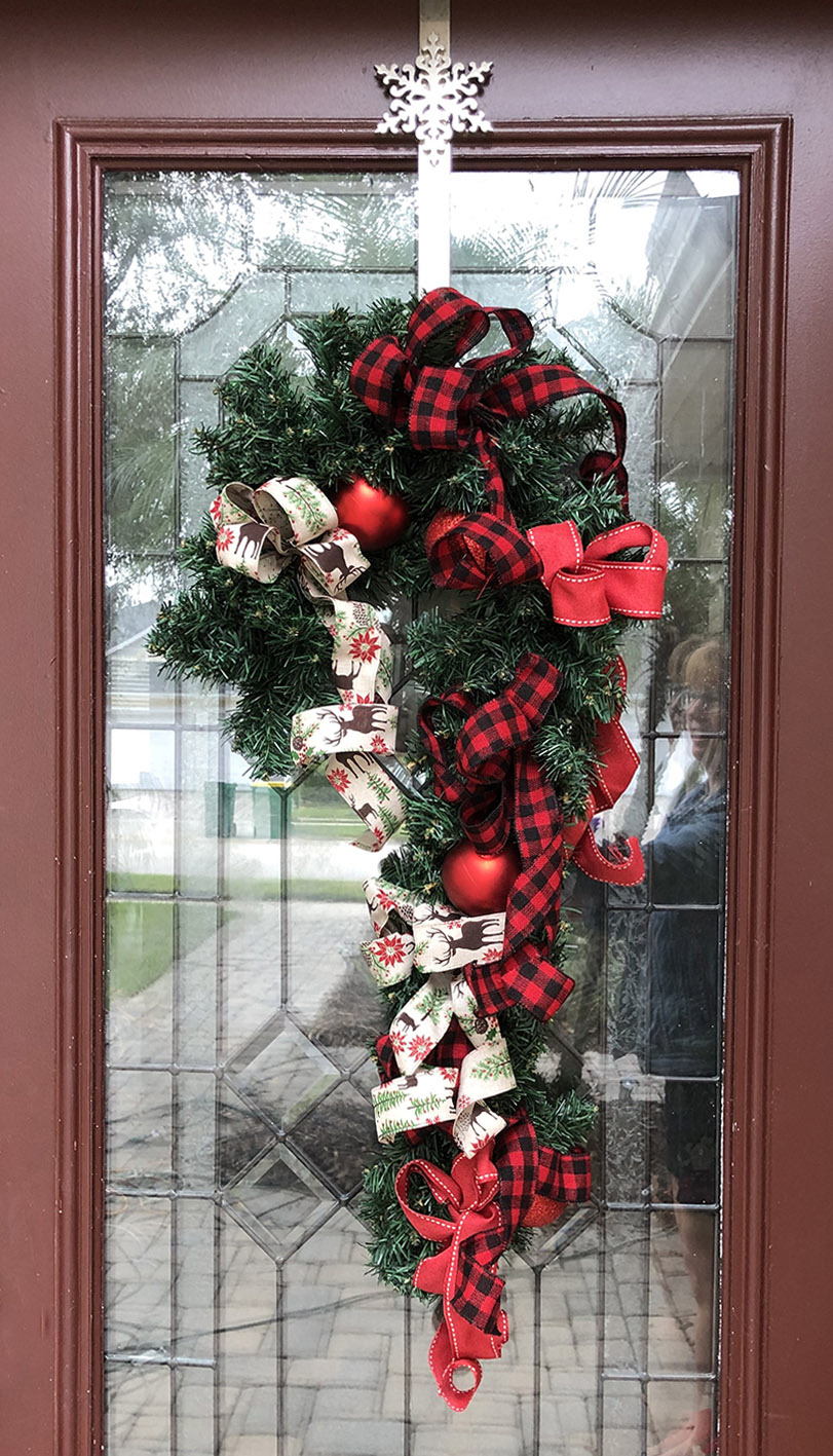 How to Make a Candy Cane Wreath for Christmas Décor