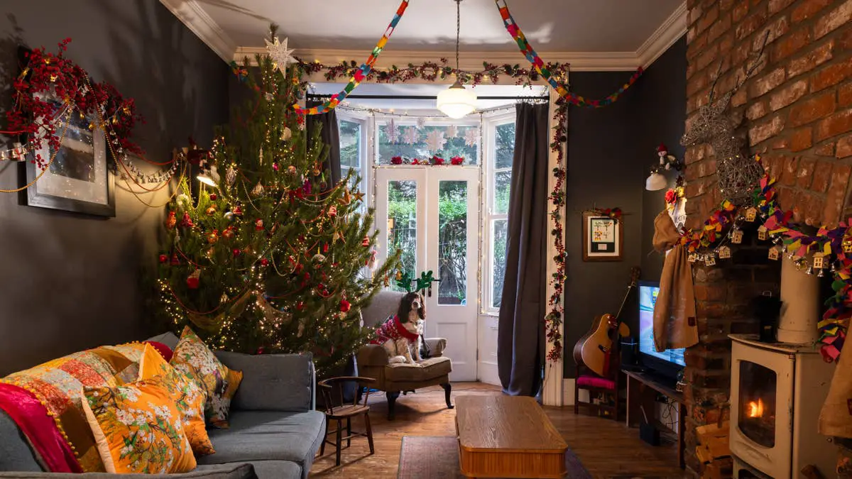 How to Make a Reusable Fabric Chain Garland for Christmas - Dengarden