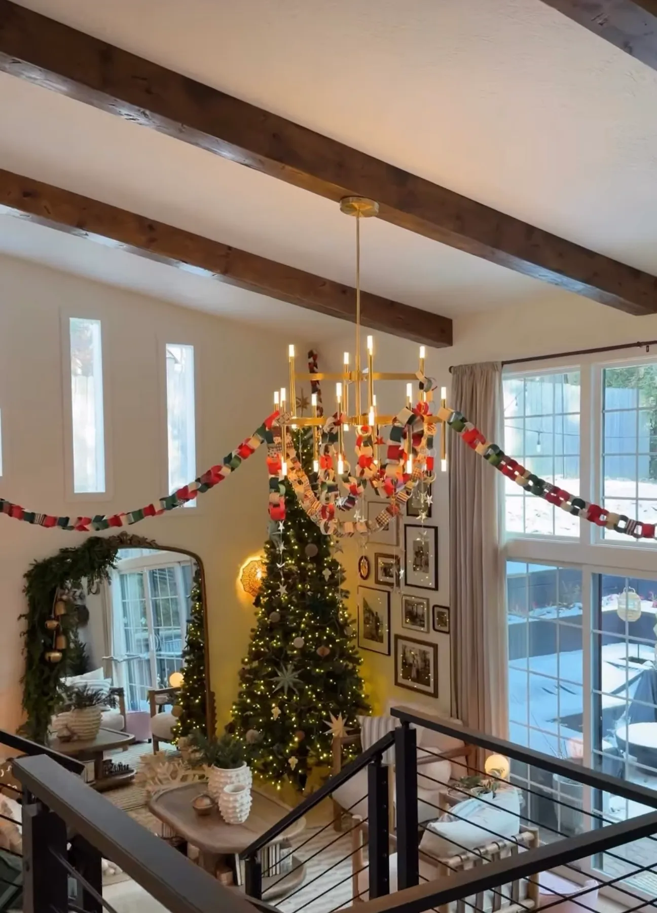 How to Make Oversized Paper Chains for a Cozy Christmas Statement -
