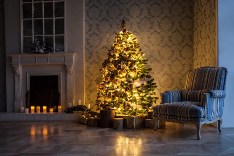 How to Tastefully Decorate Your Home for Christmas While It's on the Market | Horts