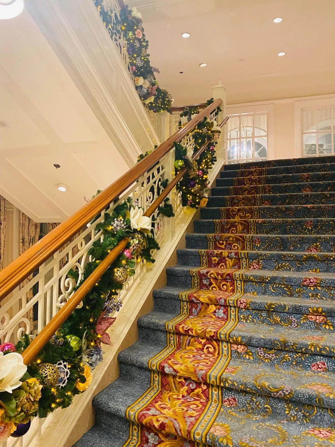 JUST IN: The Grand Floridian Christmas Tree is OFFICIALLY UP! -  MickeyBlog.com