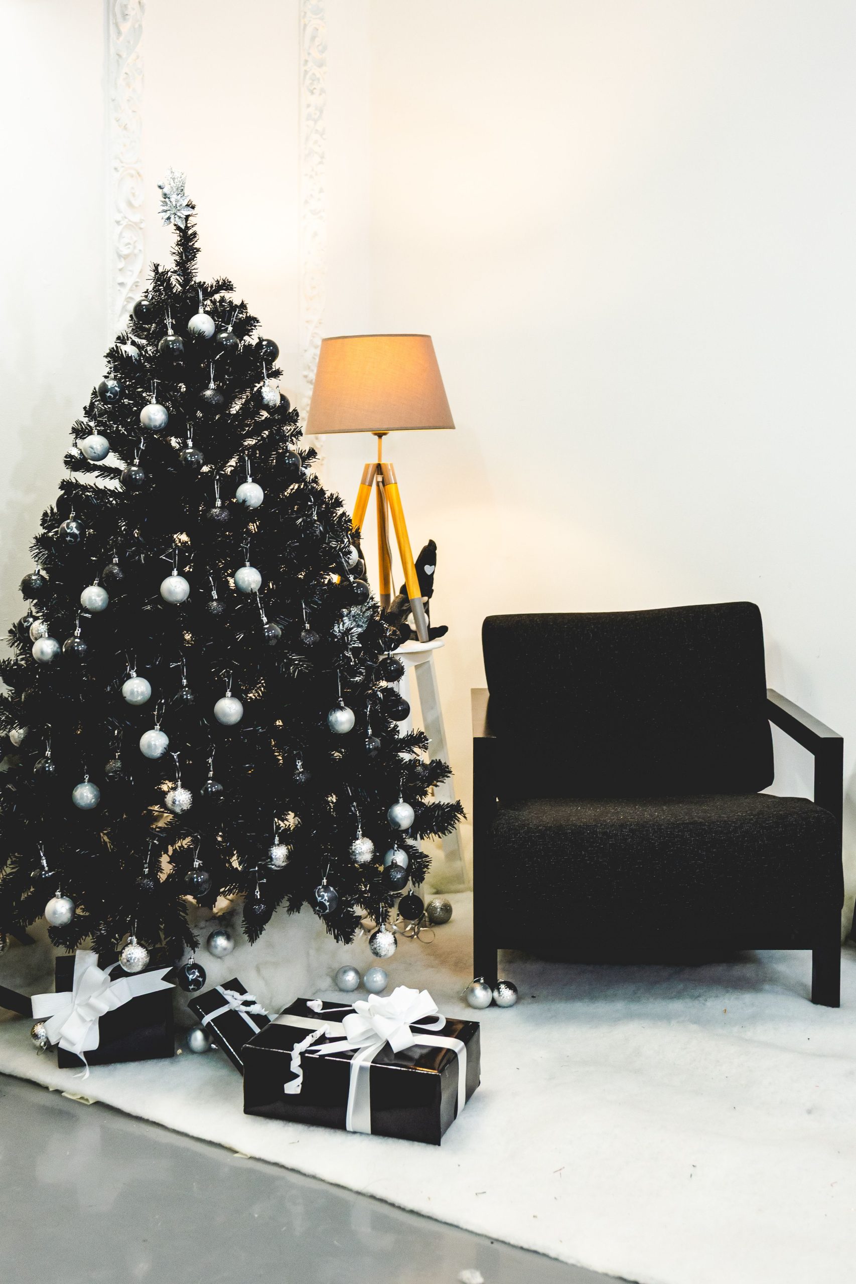 Modern living room with a decorated Christmas tree and wrapped presents.
