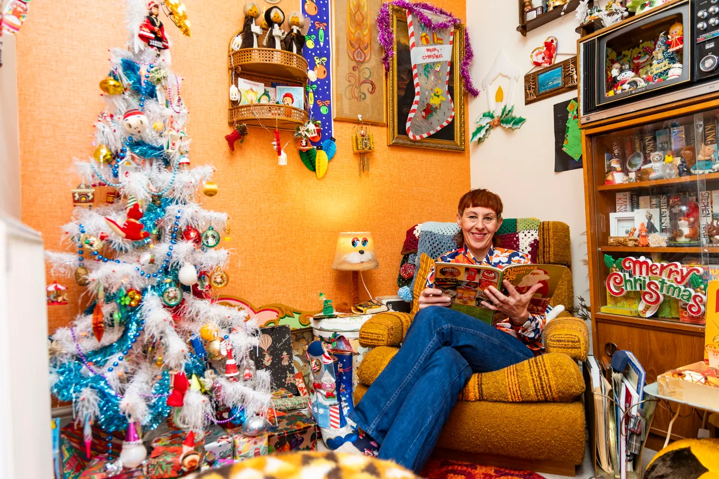 Mum turns home into 1960s Christmas wonderland with 1,000 retro decorations - Discover SWNS