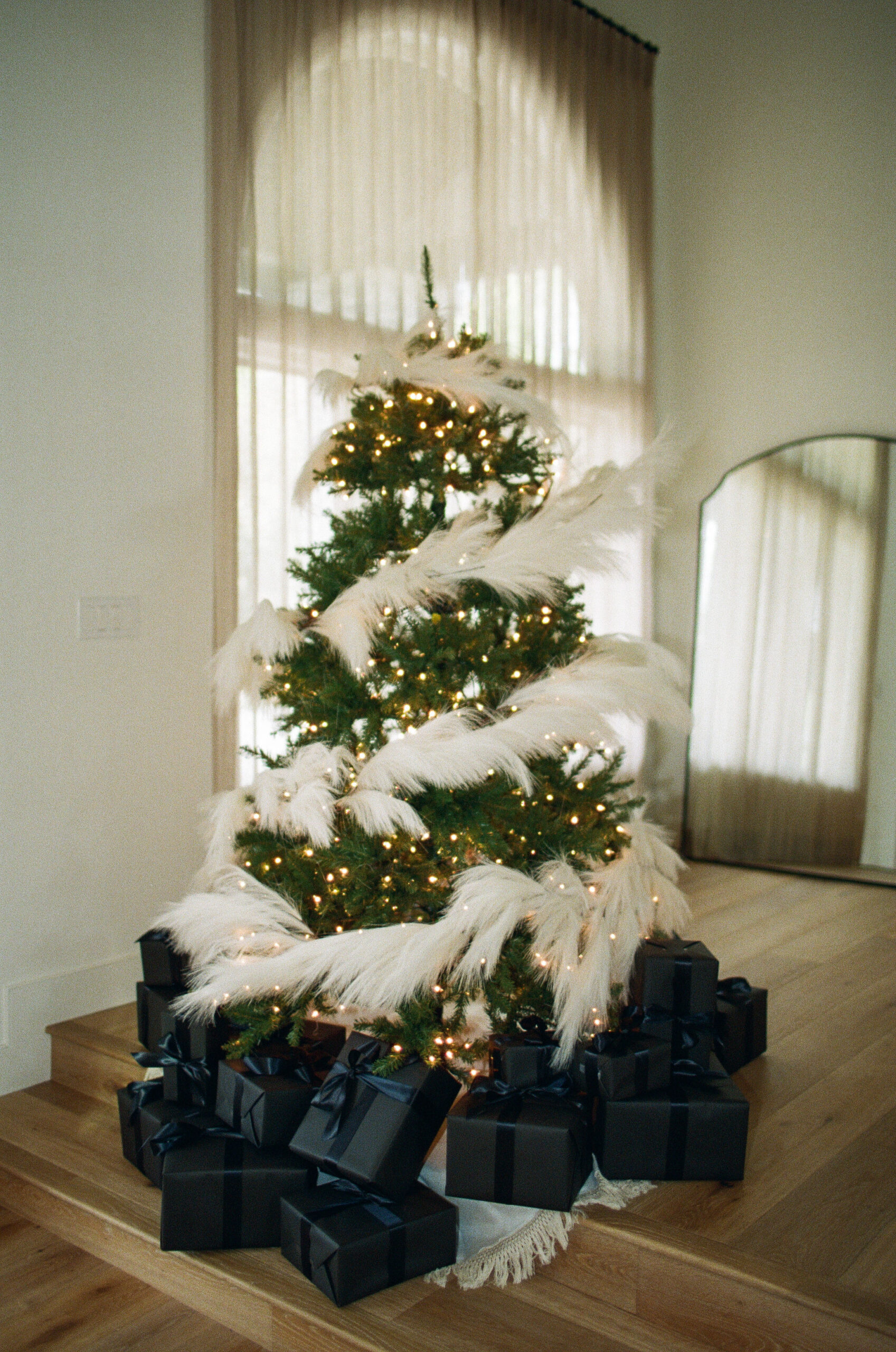 My Holiday Decor - Sivan