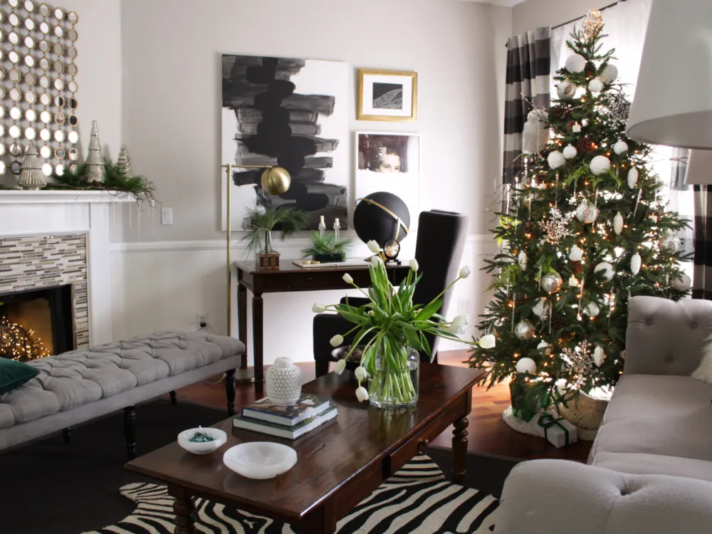 Oscar Bravo Home: An Icy Forest Christmas Tree