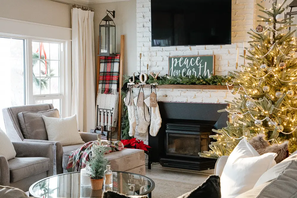 Our Favourite Holiday Pillows & Throws - Making it in the Mountains