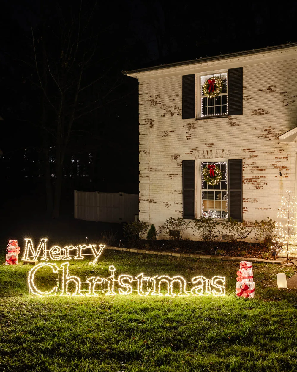 Outdoor Christmas Lawn Decorating Ideas (No Ladder Required) - Bless'er House