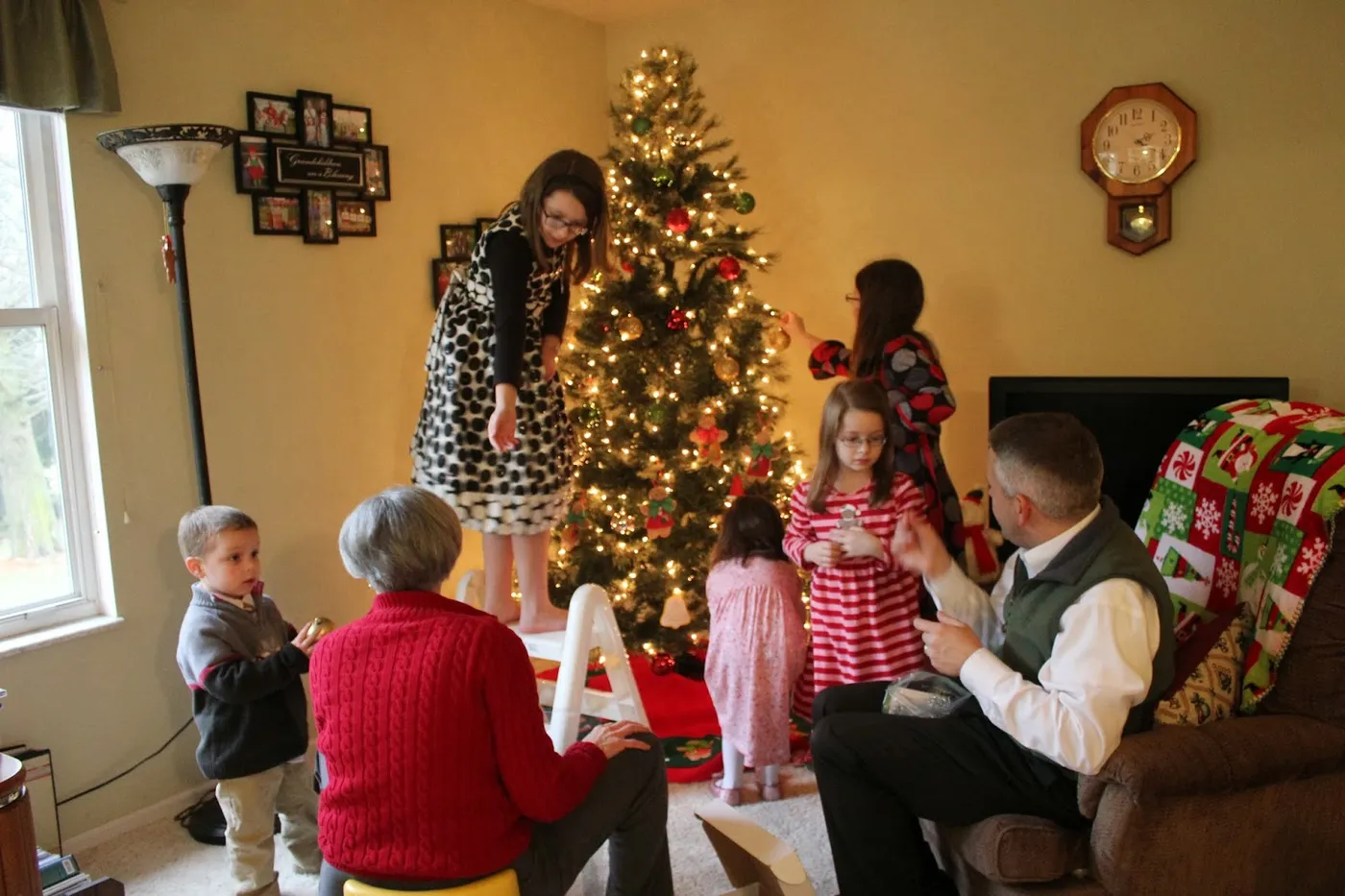 Paralyzed with JOY!: Decorating the Tree