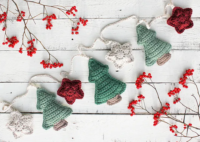 Ravelry: Christmas Tree and Star Garland pattern by The Knotted Nest