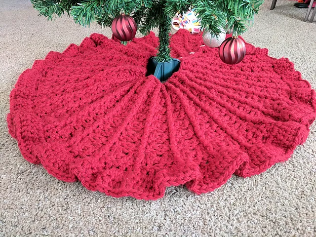 Ravelry: Crochet Christmas Tree Skirt pattern by Lisa Rollins