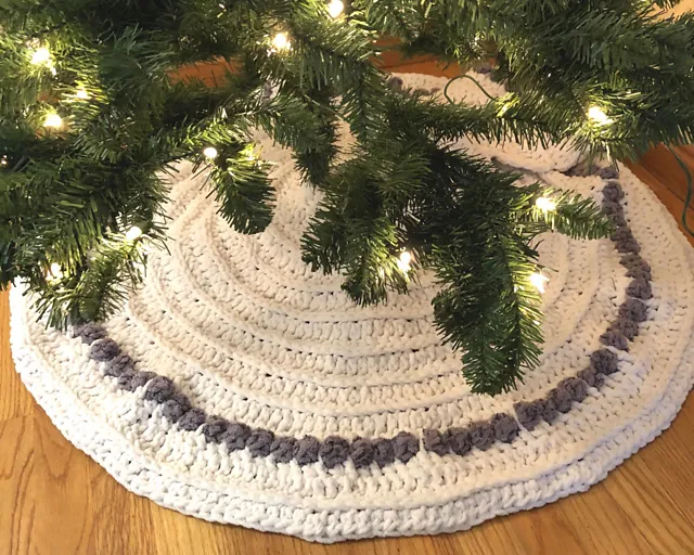 Ravelry: Farmhouse Christmas Tree Skirt pattern by Mellow Wood Designs
