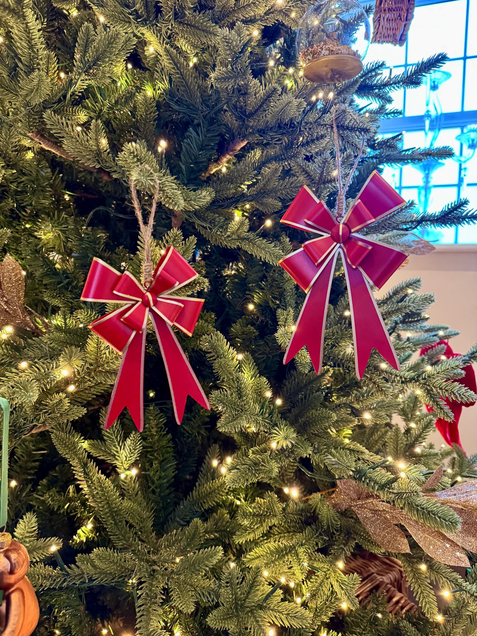 Red Metal Bow Christmas Tree Baubles – Woollaston White