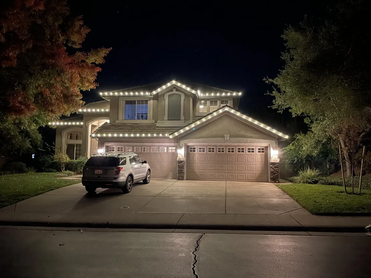 Residential - Master's Holiday Lighting