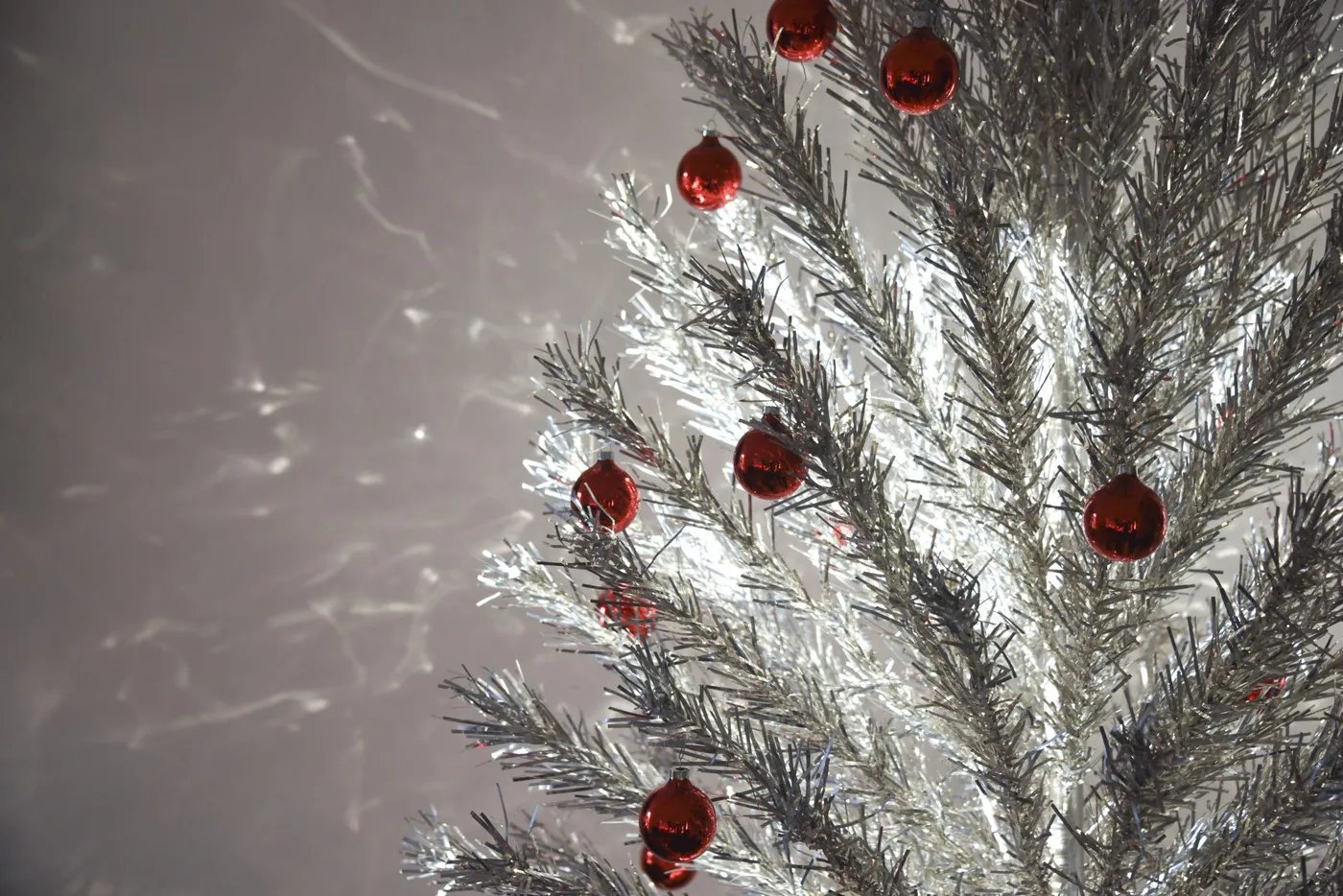 Retro Aluminum Christmas Tree – Free Public Domain Image | Public Domain Pictures