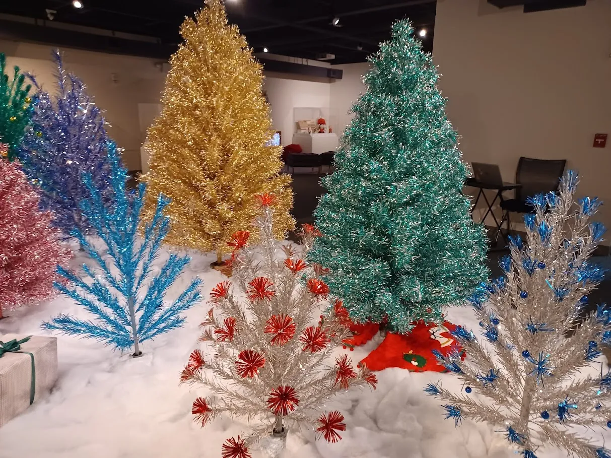 Retro fix–Explore a forest of vintage aluminum Christmas trees – borg