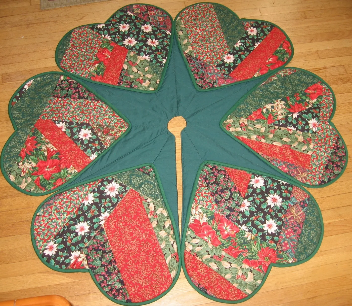 S C R A P M A S T E R: My Tree Skirt