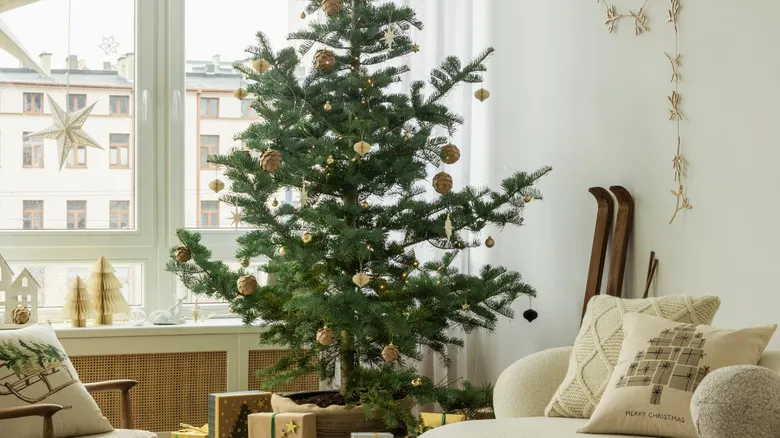 The Clever Way To Fill Gaps In Your Christmas Tree That Is So Budget -Friendly