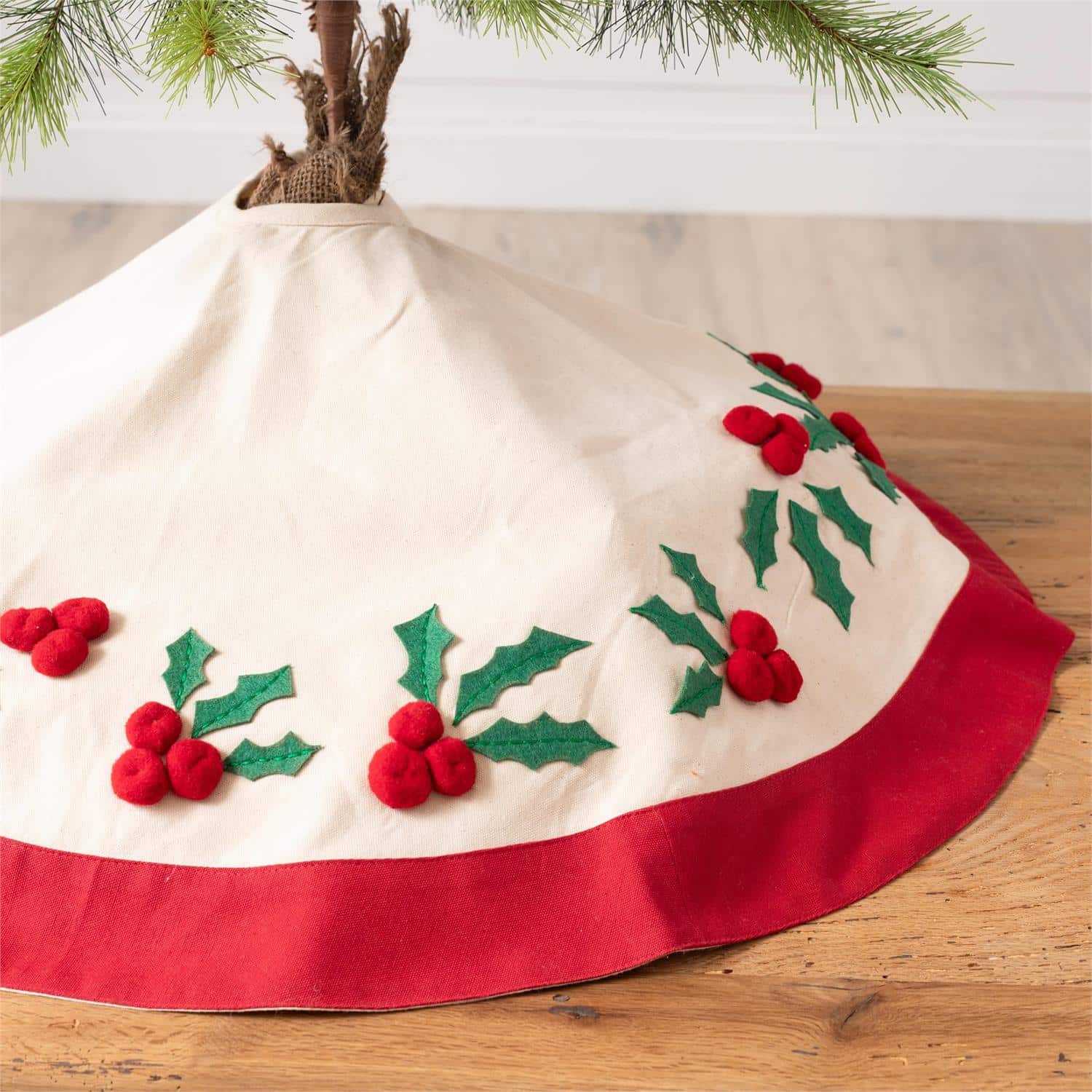 Tree Skirt - Felt Holly and Berry - The Crafty Decorator