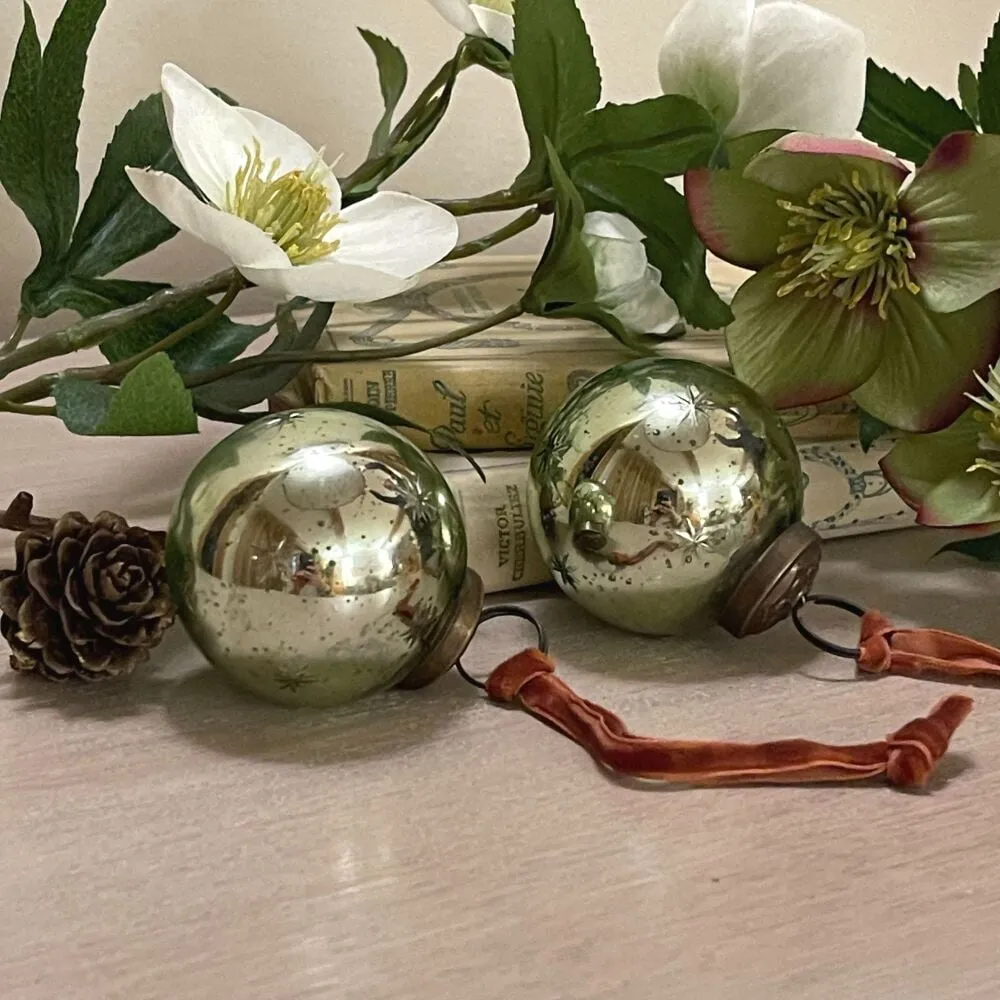 Vintage green Christmas Pear Bauble hanging Decoration ornament for Christmas Tree in Antique green, glass tree hanging decoration with velvet ribbon.