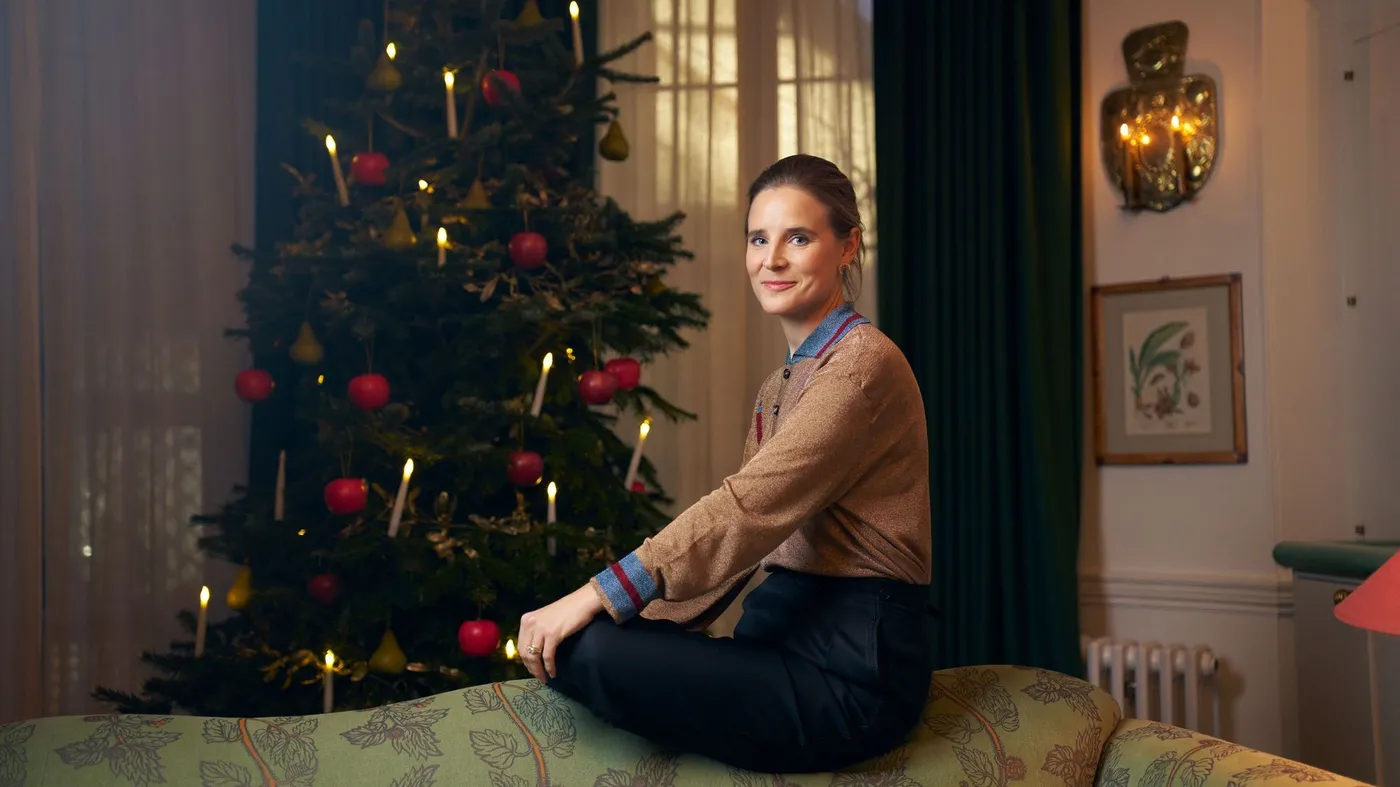 Watch: Beata Heuman's secret to a charming Christmas tree? Apples and pears - Vogue Scandinavia