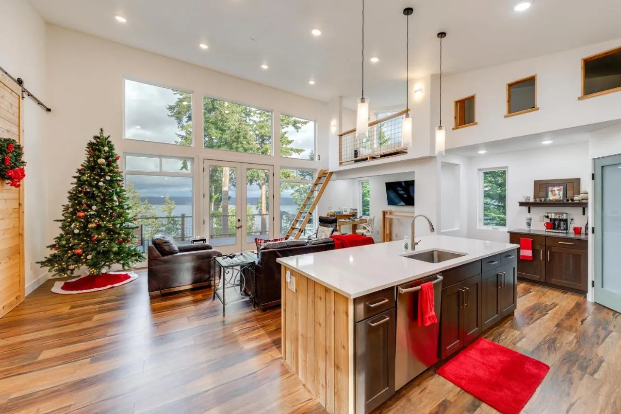 Water Views: Whidbey Island Hideaway w/ Deck in Greenbank | Reviews & Best available rates - Bedandbreakfast.eu